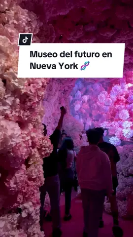 Museo del futuro en Nueva York 🧬👇🏻🪐✨ @mercer.labs tiene que ser el museo más cool y trendy del momento porque abrió hace poco y es uno de los más divertidos e interactivos que hay en la ciudad en el momento! Los tickets empiezan en $36 para menores y $46 para adultos y del 06 al 17 de junio tendrán una colaboración increíble y futurista con el Tribeca Festival ¿Te gustaría ir? 👀🩷🧬👇🏻 📍 @mercer.labs  21 Dey Street #nyc #newyorkcity #newyorktiktok #newyorktravel #nyclife #nycthingstodo #nycrecs #nycfyp 