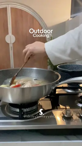 Semalam sampai je dari kampung, terus on dapur masak. 4 hari kat kampung banyak keluar jalan makan kedai je memang tak puas huhu. Nak jugalah masakan sendiri. Masak banyak terus sekali bekal hari ni. Siap! Sup Ayam Kentang + Sambal Belacan Padu 🙈🤤 . #Vlog #cooking #vlogcsu #honeycombwok #supayam #csumasakmasak #outdoor #openkitchen #porchkitchen #honeycomb #cookware #wok 