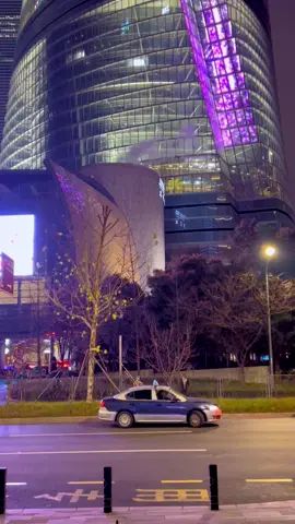 Shanghai Tower, with a height of 632 meters, is the tallest building in China. The 118th floor is the observation hall! 🌃🌌🔭  #shanghai #shanghaitower #shanghaichina🇨🇳 #lujiazui  #skyscraper #cityscape #nightview #inspiration #china #travelchina #foryou #pourtoi #fyp 