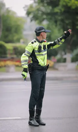 Is this directing traffic? This is clearly directing my heart #handsome #trafficpolice #foryou #benvisdang 