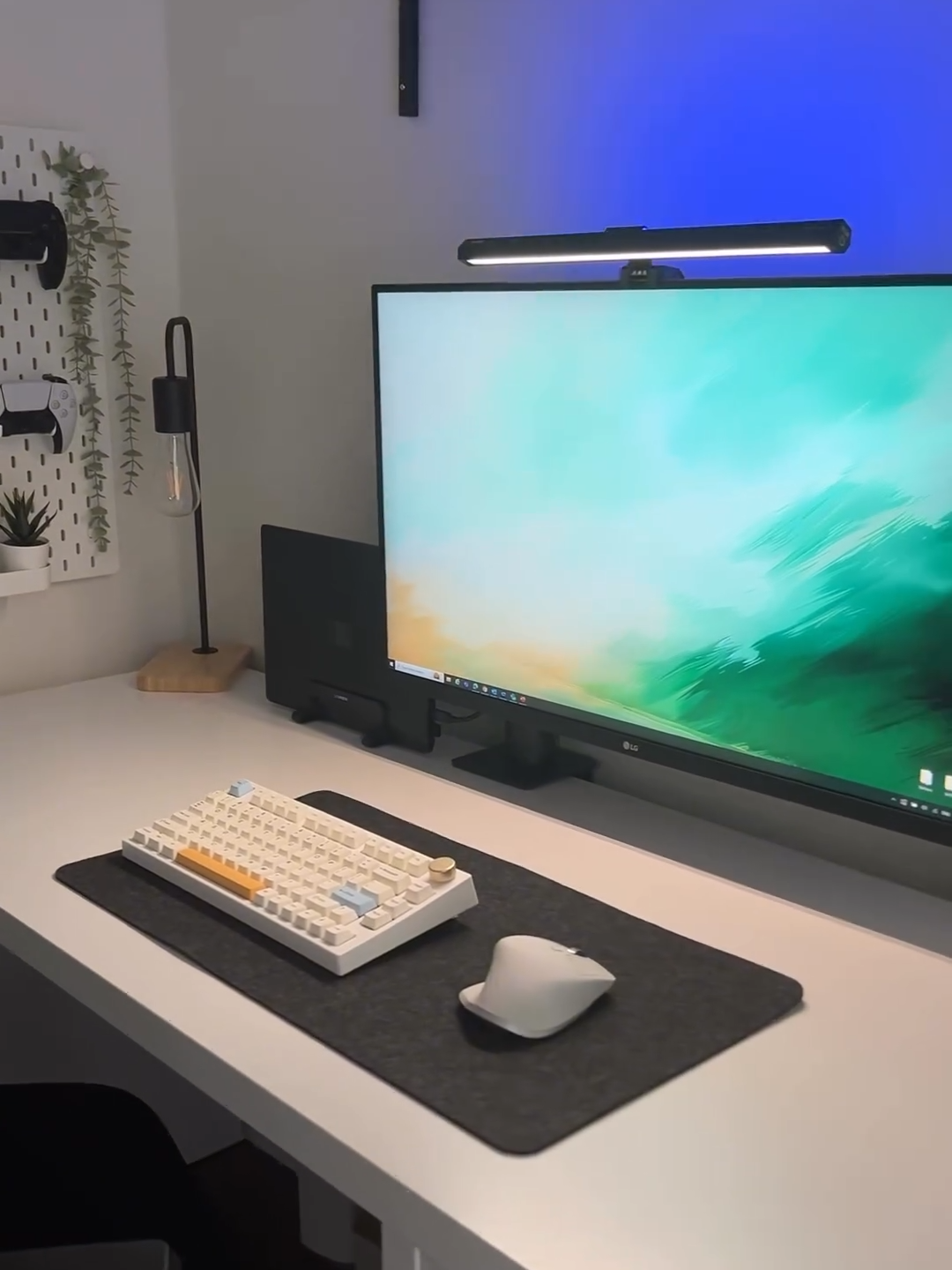 Discover Quntis monitor light bar today! 🖥️💡  #quntis  #monitorlight #desksetup  #tech  #GamingSetup #techtok  #cozysetup #homeoffice #pc #fypp #TikTokShop  #likeit