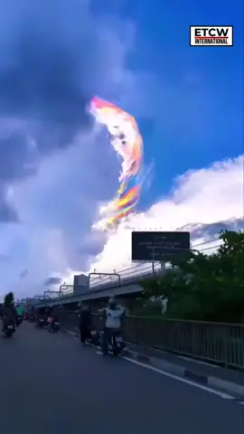 Amazing display of lights in the skyline of Ho Chi Minh City in Vietnam! The lights display - known as 'cloud iridescence' - happens when the Sun shines through water droplets  or ice crystals, causing the light to scatter and reflects the colors of a rainbow. Cloud iridescences are relatively rare and no, they are no rainbows. Video credit: @Przemek87394560/X #CloudIridescence #HoChiMinh #Vietnam #weather #weatherphenomena #opticalphenemonon