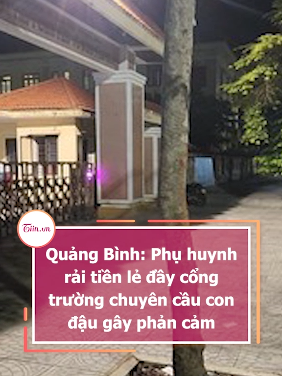 Quảng Bình: Phụ huynh rải tiền lẻ đầy cổng trường chuyên cầu con đậu gây phản cảm #tiinnews #quangbinh