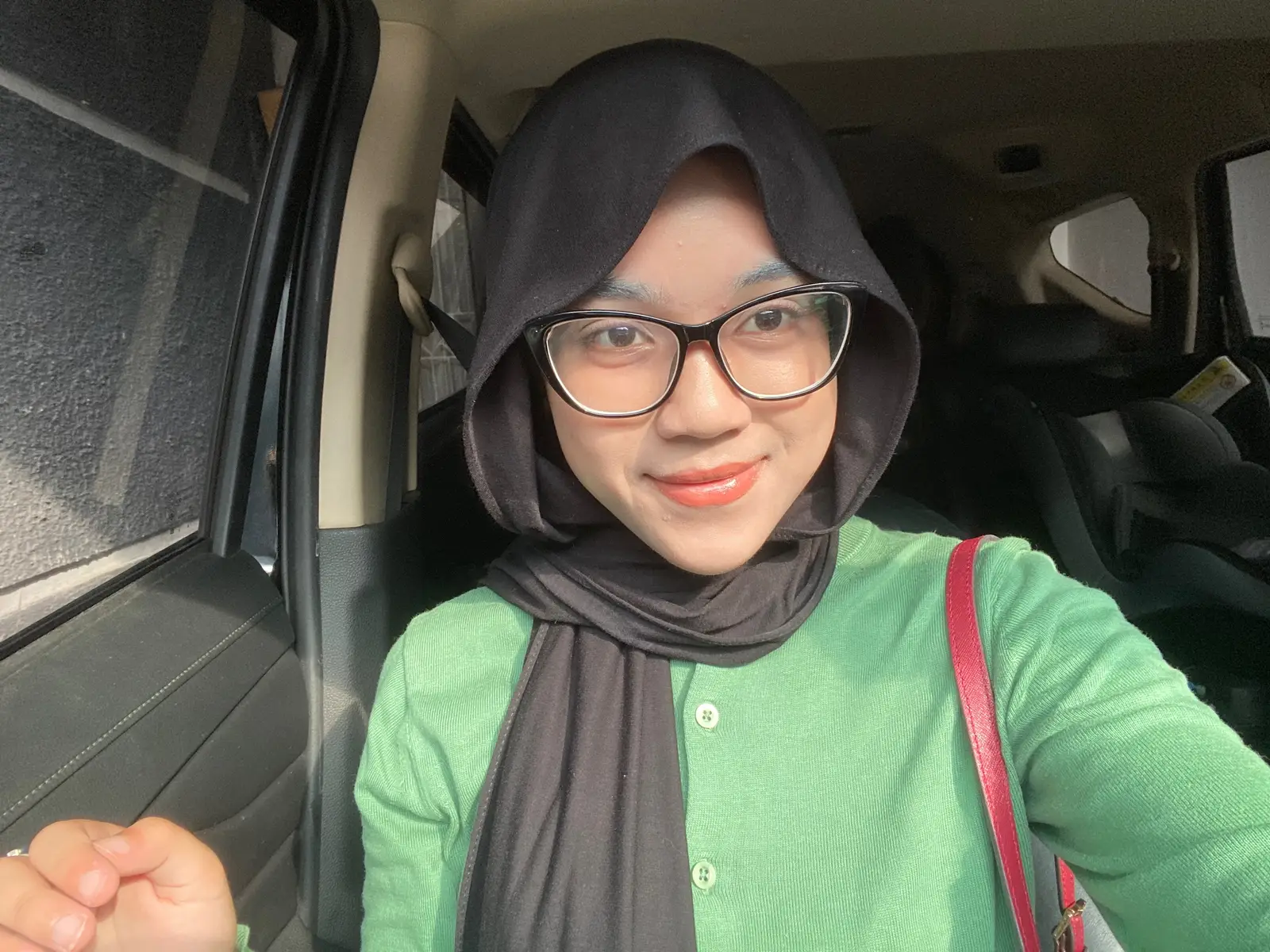 sarapan mungil,,alisku kena sunscreen...