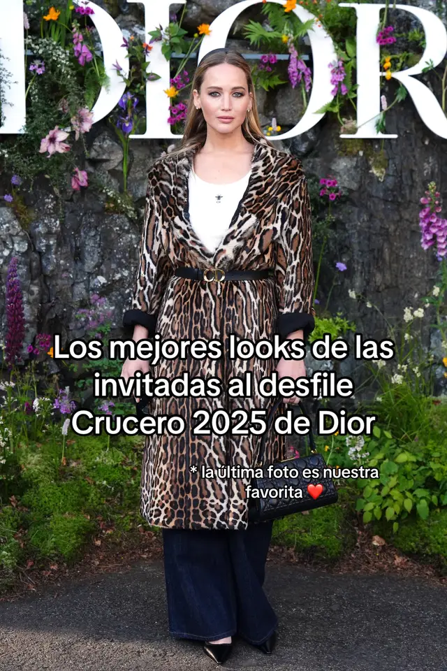 Con el escocés castillo de Drummond como telón de fondo, un cielo despejado sobre combinado con el verde del paisaje, y el recuerdo de aquél otro desfile que Christian Dior presentó en los años 50 en el mismo país. Estos fueron tres de los ingredientes principales en los que se basó Maria Grazia Chiuri para presentar la colección Crucero 2025 de Dior, una oda al país sobre el que se asentó la presentación, y un homenaje, como de costumbre, a la mujer en plena esencia.  Nombres como Jennifer Lawrence, Beatrice Borromeo, Anya-Taylor Joy o Laetitia Casta se desplazaron hasta los espectaculares jardines de este castillo de Crieff para conocer las novedades de Dior en exclusiva. Repasamos la otra pasarela: sus looks. #dior #diorcruise2025