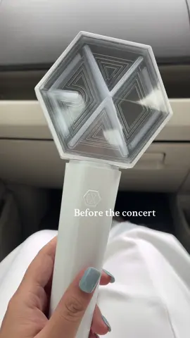 the excitment of holding eribong! 🥹😮‍💨 #eribong #exolightstick #fanlight #lonsdaleite 