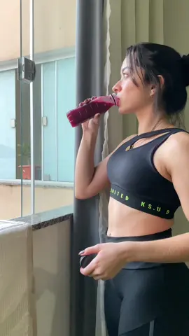 SUCO ROXO ✨ Você vai precisar de uma beterraba, uma laranja e uma cenoura. Eu vou usar mel pra adoçar e 300ml de água BENEFÍCIOS: Pré-treino: Isso acontece porque a beterraba possui nitrato em sua composição, que faz aumentar a circulação de sangue e oxigênio nos músculos, aumentando a vasodilatação e gerando uma melhor performance nos treinos. Outra característica da beterraba é que ela é rica em palatinose, um tipo de carboidrato que libera energia gradativamente nos treinos.  Tomar 1h ou 1h30 antes do treino  Pele e cabelo: a beterraba e a cenira são fontes  de licopeno e de betacaroteno, que são antioxidantes e além de ajudar na elasticidade da pele, também a protegem dos danos causados pelos raios UV. Outra coisa muito boa é que se voce for uma pessoa que não abre mão de um bronze saudável, esse suco pode te ajudar, pois o betacaroteno estimula a produção de melanina #Fitness #academia #gymmotivation 