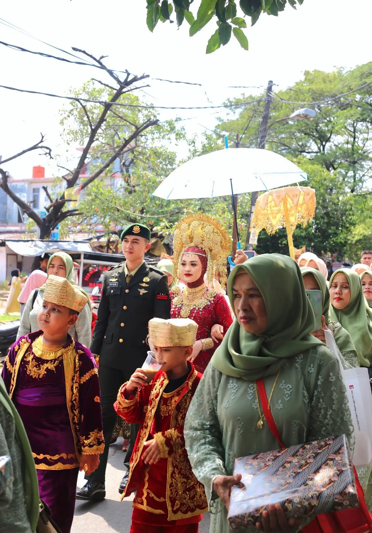 Arak babako adalah Salah satu rangkaian acara penting dalam prosesi perkawinan Adat minang, Arak Bako merupakan prosesi arak-arakan mempelai perempuan, atau disebut Anak Daro, oleh saudara perempuan dari pihak ayah, pihak Bako. Anak Daro oleh pihak Bako juga disebut sebagai anak pisang.❤️ #arakbabako #minang #tradisiminang #anakdaro #baralekgadang 