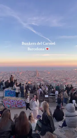 The best view in Barcelona✨#barcelona #barcelonacitytour #fyp #parati #barcelonaguide #barcelonatiktok #barcelonahotspots #barcelonatoday #barcelonabunkers #bunkersdelcarmel #barcelonaview  #barcelonalife #travel #españa #atardecer #bunkersbarcelona 