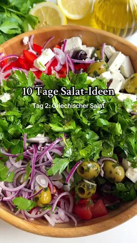 Griechischer Salat Heute ist Tag 2 von 10 mit den besten Salaten zum Grillen und zu allen anderen Anlässen 😇😍 Seid gespannt und folgt mir für mehr❤️ Es muss ja nicht immer ein kompliziertes Rezept sein. Ich liebe den Salat, weil er super frisch und sooo lecker nach Sommer schmeckt.  Zutaten: 2-3 Snack-Gurken  2-3 Tomaten 1 rote Paprika  1-2 rote Zwiebeln  200-250g Feta Käse  Schwarze und grüne Oliven Petersilie Dressing: Olivenöl  1 Zitrone Salz, Pfeffer, Oregano Zubereitung: Gurken, Tomaten, Paprika und Feta in Würfel schneiden (ob kleine oder etwas größere ist euch überlassen😇). Rote Zwiebeln in dünne Halbringe und die Petersilie klein schneiden. Alle Zutaten für das Dressing vermengen. In eine Schüssel alle vorgeschnittenen Zutaten geben und das Dressing hinzufügen. Alles gut vermischen und genießen (Ich liebe es den Salat noch kurz im Kühlschrank ziehen zu lassen und dann kalt zu essen🤤) Guten Appetit ❤️ #salat #griechischesessen #gemüse #einfacherezepte #gesunderezepte 
