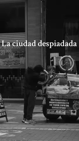 La despiadada Bogotá, una ciudad de contrastes. rústica y oscura pero bella, fría, pero con cierta calidez indescriptible, brusca pero acogedora. Su gente muy cerrada y a la defensiva hace que se torne más hostil, pero eso no le quita la cuidadosa confianza que se siente en cada rincón y que ha nuestro modo nos hace sentir en plena felicidad. Mi ciudad despiadada. Proyecto en colaboración con @Paula 🦇  #bogota #laciudaddespiadada #friabogota #phtography #video #réel #byw