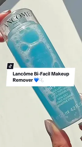 Swipe away makeup like magic with Lancôme Bi-Facil Makeup Remover. 💫 Say goodbye to stubborn cosmetics and SPF effortlessly. No dryness, just nourished, happy skin 🤍✨ Save 20% at Look Fantastic with my code LFTFIZZYBLOGS. . . . . . . . . . . . . Ad/Aff #lancome #lancomeskincare #lancomemakeup #makeupremover #makeupcleanser #IzzysBeautyHub #hypebeauty #hypebeauty #explorepage #ᴠɪʀᴀʟʀᴇᴇʟs #beautygram #skincarelovers #skincareproducts #beautylovers #aestheticbeauty #everydaybeauty @Lancôme @LOOKFANTASTIC 