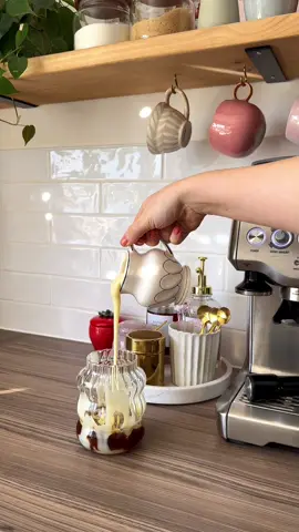 Make a white choocolate iced latte with me 🧋🍫🧊✨ #makecoffeewithme #coffeetiktok #coffeetok #coffeetime #coffeeaddict #icedcoffee #icedcoffeerecipe #icedcoffeeathome #coffeeaesthetic #sage #sagebaristaexpress #asmrvideo #asmrtiktoks 