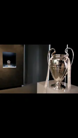 El presidente florentino Pérez colocó el trofeo juntos a las otras 14 copas de Europa de fútbol conquistado por el club #realmadrid #halamadrid #halamadridynadamas #reydeeuropa #realmadrid_madridistas #uefachampionsleague #aporla16 