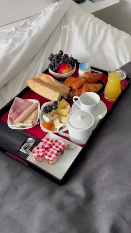 Qui ne rêve pas d’un petit déjeuner au lit ? Ça se passe au Mercure Paris Centre Tour Eiffel ✨  #breakfast #roomservice #hotel #toureiffel