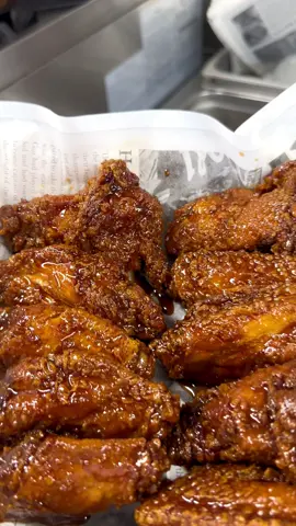 Lunch is served. Hot and fresh, just for you babes 🤤🤞🏾 #marylandfood #dcrestaurants #dcfoodspots #dmvfoodfinds #dmvfoodie #dmvfood #DMV #washingtondcfood #washingtondctiktok #DC #dmveats #spicekitchengrill #washingtondc 