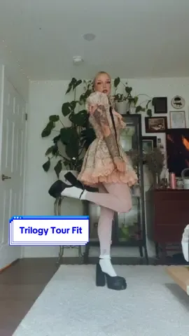 Forgot to film a before so no transition, here is my fit from the trilogy tour last night✨💕#melaniemartineztrilogytour #portalstour #trilogytour #melaniemartinez