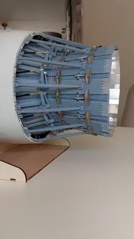 ✈️Boquilla F-15/F-16 Domar el poder de 🔥 Las toberas de los aviones de combate F-15 y F-16 están diseñadas para optimizar el empuje y la maniobrabilidad. Estos avanzados sistemas de escape gestionan temperaturas y presiones extremas, lo que garantiza el máximo rendimiento durante las operaciones de combate a alta velocidad. 🔧Con geometría variable , estas boquillas ajustan su forma para mantener una eficiencia óptima en varias velocidades y altitudes. Esta adaptabilidad mejora el empuje y mejora la eficiencia del combustible y las capacidades de sigilo. El vídeo muestra un increíble modelo 1:5 del diseño de la boquilla F-15/F-16 #geometria #velocidad #eficiencia #combate  #avion #aviones 
