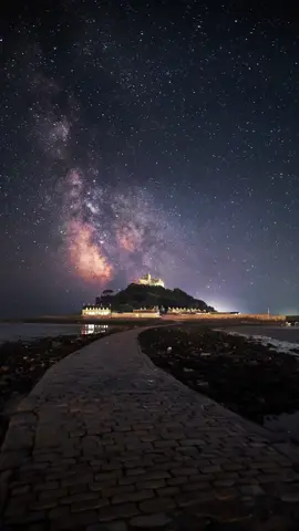 The meteor was huge! 🤯 The Milky Way looked amazing over St Michael's Mount, I'm so glad my camera didn't fall in the ocean 😅 #milkyway #timelapse #night #galaxy 