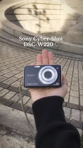 Sony Cyber-Shot Dsc W220 ♡ Bons Momentos com minha antiga câmera compacta Sony Cyber-Shot Dsc W220, que adquiri em 2009.  Foi uma difícil conquista naquela época, pois esta câmera custava caro, era uma novidade. Ainda bem que hoje em dia podemos encontrar esses tipos de câmeras com preços mais acessíveis. Eu já fiz tantos cliques com ela. Ela faz parte da minha história. Essa câmera é uma pequena guerreira.  Eu fotografo praticamente “quase tudo” com meu telefone, mas em alguns momentos gosto de usar minha Sony Cyber-shot W220. Num mundo com tantos avanços tecnológicos dos telefone celulares, eu ainda gosto de me divertir usando minha câmera antiga enquanto ela ainda está funcionando. É como uma terapia.  Gosto de tentar capturar a essência das coisas e o sentimento que elas me transmitem.  Eu gosto de prestar atenção aos detalhes das coisas. A beleza também está nos pequenos gestos de gentileza, na simplicidade, nas expressões de amor e nas pequenas conquistas de nossa rotina. Sou tão grata a Deus por cada coisa.  Quando cultivamos uma mentalidade de gratidão aprendemos a valorizar esses momentos. Isso nos torna capazes de mudar nossa percepção sobre a vida e encontrar beleza mesmo nas situações mais simples.  . . . #digitalcamera #sonycamera #digicamph #digicam #vibe #sony #sonycybershotw220   #Lifestyle #photography #aesthetic
