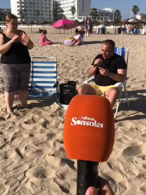 🎤 David Álvarez, el cantante que tiene dividida a la playa de Valdegrana: "Siempre pido permiso". Este músico ha encontrado en cantar en la playa una manera de disfrutar de su tiempo y, aunque reconoce que no es profesional, interpreta entre 4 y 5 canciones con el ánimo de hacerlo pasar bien a los bañistas. Sin embargo, no todos piensan lo mismo. #YAS #Cantante #Playa #Valdegrana #PuertodeSantaMaría #Cádiz #Vacaciones