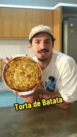 Torta de Batata a La Vie en Rose 🌹🤤 OOOOOH MY GOOOODNES essa, sem dúvidas, é uma das coisas mais deliciosas e bonitas que eu já fiz! 🥹😍❤️ UM JEITO ÚNICO DE COMER BATATA, isso aqui bem feito, pode dar até em casamento viu... 🥹🫶🏻 Simples, fácil, barata, qualquer um pode fingir que é um Masterchef de respeito! 10/10 FÁCIL  Marca o @ que vai fazer essa delícia pra vc! 🥹🫶🏻 Ingredientes 👨🏻‍🍳 - Batata (usei umas 8) - Queijo muçarela 200g - Presunto 200g Molhozinho - 3 ovos - 1 potinho de requeijão - orégano, sal e temperos a gosto - 1 golinho de leite - bacon picadinho Preparo: MONTA A ROSA, JOGA O CALDINHO POR CIMA E MANDA PRO FORNO POR UNS 35 min a 200 graus 😋👌🏽 #receita #comida #receitinha #delicia #torta #batata 