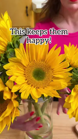 🌻 Simple DIY flower food to keep your sunflowers happy and fresh! #sunflowers #flowers #florist #tipsandtricks #lifehacks