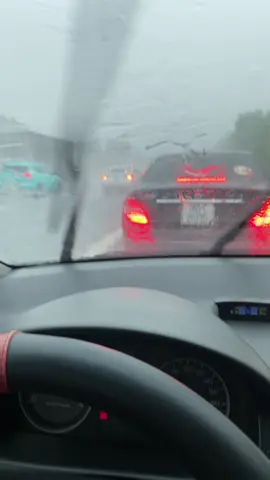 Cao tốc hà nội- hải phòng dang mưa rat to , rat nguy hiểm cho anh em lái xe . Ae nhẹ ga thôi em là em dừng lại hẳn rồi 😆🚘#caotochanoihaiphong#hoilaixe  