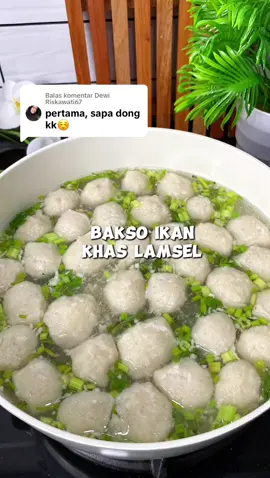 Membalas @Dewi Riskawati67 cobain bakso ikan khas lamsel, enak banget seger nagihin .. #baksoikan #baksoikantenggiri #supbakso 