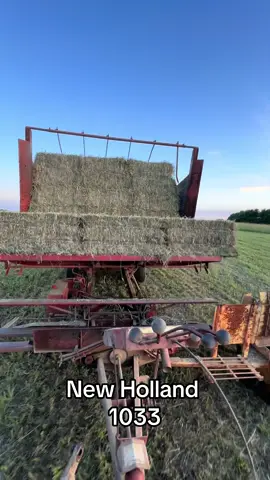 Picking up hay with a New Holland 1033 Stackliner. She's a little clunky, but I got her dialed in.  Let me know how you pick up small square bales??? #farm #farming #farmlife #farmer #hay #straw #stackliner #balewagon #wagon #tractor #newholland #bale