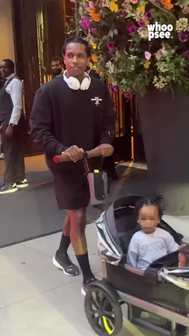 Rapper, produttore discografico e icona di stile, A$AP Rocky è questo e molto altro. Di recente, però, sembra esserci un’attività in particolare alla quale Rocky ha voluto dedicarsi. In molteplici occasioni, infatti, il cantante è apparso insieme ai piccoli RZA e Riot Rose - rispettivamente di 2 anni e di circa 10 mesi - felici di passare quanto più tempo possibile con il loro papà. Ed eccoli infatti insieme anche a New York City dove, in occasione di una passeggiata, A$AP ha deciso di portare i suoi bambini in un unico passeggino, in modo che i due potessero stare fianco a fianco nell’ammirare la città. [📷 BACKGRID / IPA 📹 PUBLISHED DRAFT] #whoopsee #asaprocky