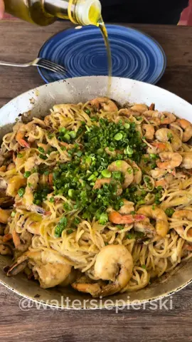 Macarrão com camarão 🍝🦐  . . #receitas #receita #food #Foodie #comida #comidareal #comidaboa #receitarapida #fly #ty #comidacaseira #masterchef #receitasimples #receitafácil #camarao #macarronada #macarraocomcamarao #macarrao #waltersiepierski 