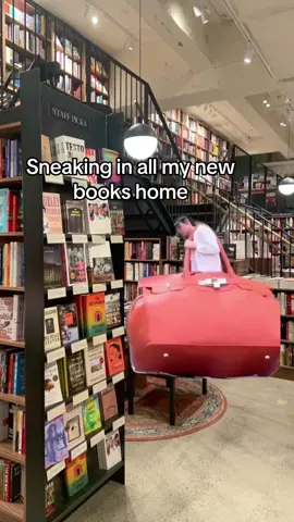 My bag is always this full 😅 #booktokbooks #fantasybooktok #newbooks #bookaholic #readersoftiktok #bookishhumor #prettybooks #bookishthings #fantasybooks #fourthwingbook #bookrec #bookgirl #bookrecs#yabooks #sarahjmaas #fyp #BookTok #bookgirl#booklover#booktokcommunity #books