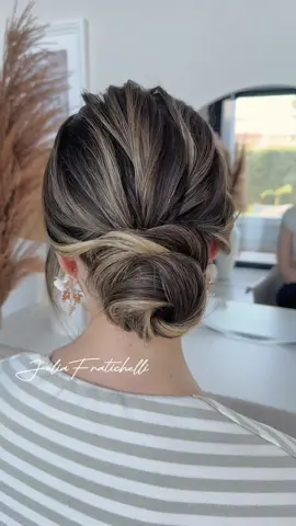 Daily tutorials for bridal hairstyles  Honestly, I absolutely love twists! They add so much texture and volume, perfect for creating amazing hairstyles—even on fine hair. The key is mastering the right technique and, of course, training your hand to get used to it. #juliafratichelli #haircoach #bridalhairstylist #bridalhair #hairstyle #hairstyleideas #haireducatuon #haireducator #hairstylingtips #hairstylingtipsandtricks #hairstyletutorial