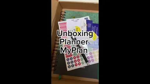 Vamos de unboxing dos produtos MyPlan? Ele chega embaladinho assim, desse jeito pra você 😍 Aqui no vídeo é  um planner semanal, business verde! Todos esses brindes acompanham seu planner, mas pode variar de acordo com lançamentos e promoções! Para mais informações entre contato pelo chat, WhatsApp ou acesse nosso site e confira todos os produtos. ✨Consulte preços, modelos e tamanhos em nosso site, o link você encontra em nossa bio. 📦 Envios para todo o Brasil 💳 Parcelamos em até 6x sem juros no cartão e desconto para pagamentos no pix.