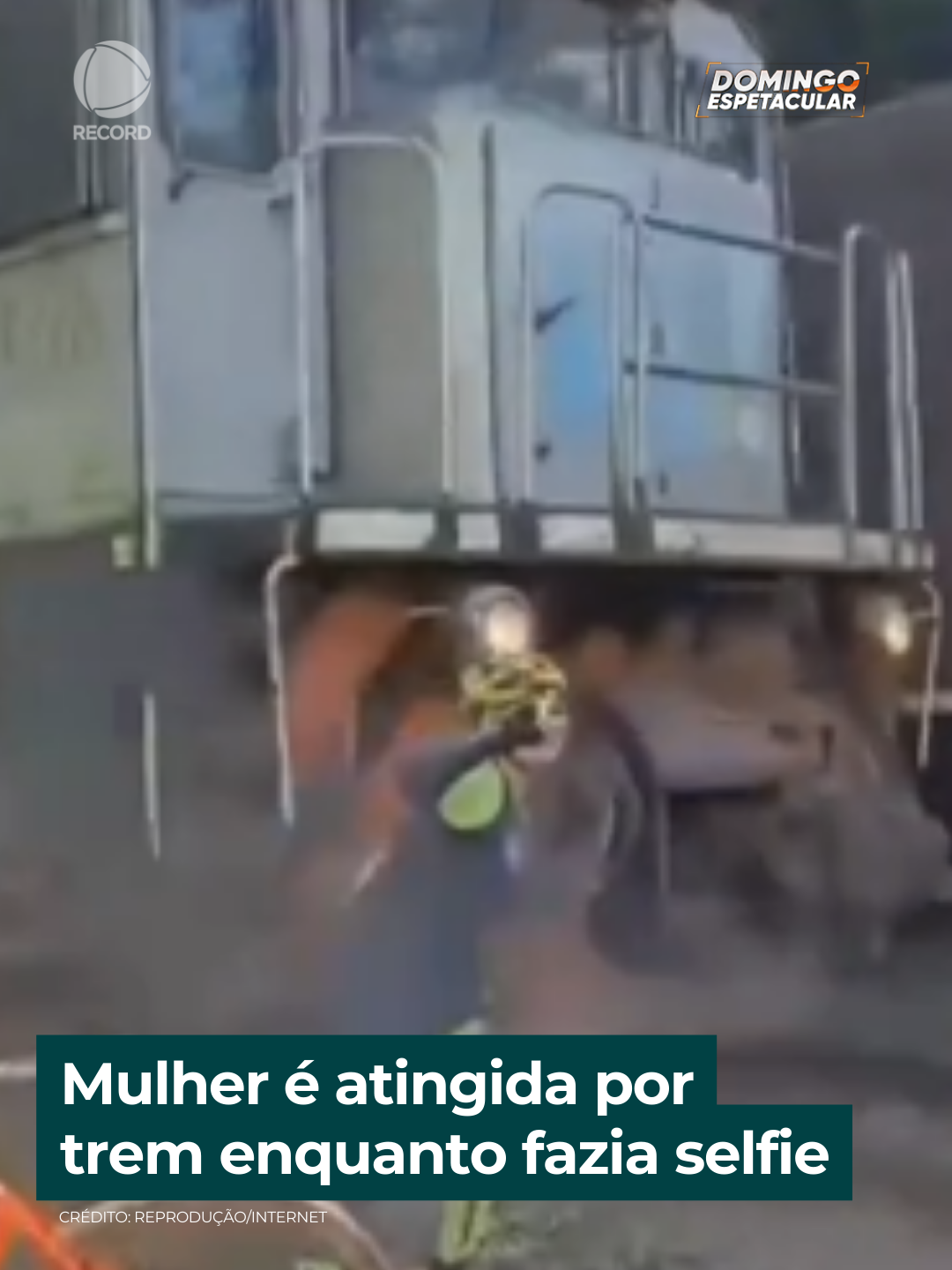 Mulher é atingida por trem enquanto fazia selfie, em Uberaba (MG). O acidente aconteceu quando ciclistas faziam uma trilha e pararam para tirar fotos na área ferroviária. A mulher se posicionou muito próxima da linha do trem no instante em que ele passa, e foi atingida na cabeça.  De acordo com o Corpo de Bombeiros, a ciclista foi encaminhada para o hospital, teve ferimentos nas costelas e na clavícula. ➡️ Mais detalhes, você acompanha no quadro #QuaseMorri do próximo #DomingoEspetacular!