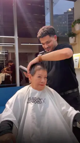 Seguidora fiel de Facebook, directamente de Costa Rica desde que llegó a chile no dejo de hablarle a su familia de mi (Dice su nieta). Este corte de cabello fue muy esperado en casa 😊 Agradecido por su visita, energía y su chocolate Ramona 😊❤️