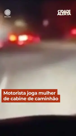 Motorista é perseguido pela polícia após jogar mulher da cabine do caminhão. Depois das agressões, ele ainda atropelou a vítima, que morreu. O caminhoneiro foi localizado e desobedeceu às ordens de parada da polícia. Dezenas de tiros foram disparados. O caminhão ficou desgovernado e bateu #CidadeAlerta Acesse R7.com/CidadeAlerta e veja essa e outras notícias