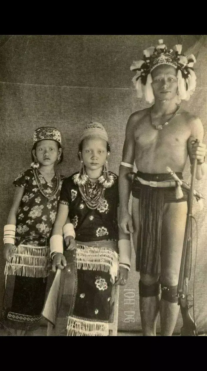 Foto Kepala suku Dayak Kenyah Dengan Istri dan putri Di daerah apo kayan, kalimantan Di tahun 1931  #sejarahdayak #dayakkalimantan #dayakkenyah #dayakkalimantan #kalimantan #borneo 