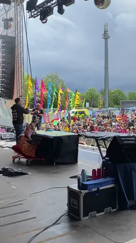 Here’s a bit of #behindthescenes of Hacker T.Dog performing the ‘Hacker Time’ closing theme live on stage at Good Times Yate featuring my trademark way of leaving the stage… #liveentertainment #festival #hackertdog #philfletcher #philfletcherofficial #puppetbuilder #puppet #puppets #puppetsoftiktok 