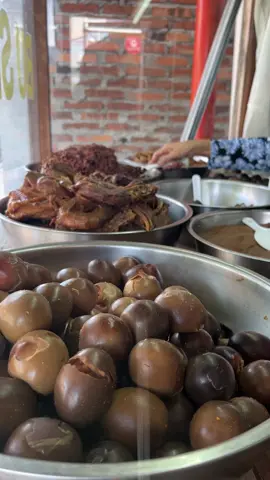 Gudeg adalah makanan khas Yogyakarta yang terbuat dari nangka muda (gori) dan dimasak dengan santan. Warna coklatnya katanya karena  dimasak bersamaan dengan daun jati. Pertanyaanku, kalo gori punah, gimana lagi buat gudeg? #placetogo #kulinerjogja #gudegjogja #jajanjogja #makanjogja #wisatajogja #explorejogja #yogyakarta #fyp #gudegwijilan 