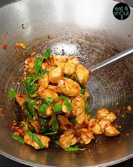 #เมนูฮิตติดอันดับ3ของโลก 🌶️🍳🔥 ผัดกะเพราไก่ 3 ภูเขา 😋😋 อร่อยง่ายๆ รสชาติกลมกล่อมด้วยสูตรซอสรสเด็ด ส่วนผสม🥣 สันในไก่ Chicken Fillet ไข่เป็ด Eggs ซอสหอยนางรมตราภูเขาทอง Golden Mountain Oyster Sauce  ซอสปรุงรสฝาเขียวตราภูเขาทอง Golden Mountain Soy Sauce  ซอสพริกเผ็ดน้อยตราภูเขาทอง Golden Mountain Chili Sauce Mild Hot ใบกะเพรา Holy Basil พริก Chilli กระเทียม Garlic น้ำตาล Sugar  พริกไทย  Pepper (เพิ่มรสชาติเผ็ดร้อนตามชอบ) วิธีทำ 🍳 แยกไข่ขาวกับไข่แดง จากนั้นตั้งกระทะใส่น้ำมันใส่ไข่ขาว พอไข่ขาวฟู ใส่ไข่แดงตาม ใช้น้ำมันเชื่อมไข่เข้าด้วยกัน ใส่จานพักไว้ ตั้งกระทระใส่น้ำมันใหม่ นำกระเทียมและพริกสับใส่ลงไป ผัดจนหอมตามด้วยเนื้อไก่ ผัดจนเนื้อไก่เริ่มสุกใส่ ซอสฝาเขียว ซอสพริกเผ็ดน้อย ซอสหอยนางรม น้ำตาล ผัดจนทุกอย่างเข้ากัน ใส่ใบกะเพราผัดจนเข้ากัน เสร็จเรียบร้อยพร้อมเสิร์ฟ ใครชอบความเผ็ดร้อนใส่พริกไทยเพิ่มตอนท้ายได้นะคะ 🥰🥰 #eatandshout #พี่เชาท์พากินพาเที่ยว #PadKaPrao #อร่อยทะลุโลก #ซอสฝาเขียวภูเขาทองเข้มข้นเข้าเนื้ออันดับ1 #TikTokกินเที่ยว #อาหารไทย #อร่อย #เมนูดังtiktok 