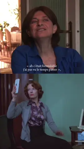 Chantal Akerman 🎥🤎 j’adore cet extrait, sa perception du temps au cinéma, cette « expérience du temps qui passe en soi ». Son film-clé Jeanne Dielman (extraordinaire) en est le parfait exemple : 3h18 à suivre trois journées d’une femme au foyer, esseulée et lassée.  Oui c’est long, oui c’est lent, les plans sont statiques et monotones, on voit le temps passer et on s’ennuie avec Jeanne, AVEC elle et EN MÊME TEMPS qu’elle. Et c’est là où réside tout l’intérêt de la temporalité choisie par Chantal Akerman. C’est par cette lenteur là, intrinsèque au film, qu’elle questionne l’aliénation et le vécu féminin (ouai elle est trop forte) 3h18 qui resteront à jamais l’une des séances de ciné les plus marquantes de ma viiie 🥹 ps : vous pouvez le voir assez facilement en salles, il est ressorti en copie restaurée !  Sources :  En haut : interview de Chantal Akerman en 2012 par @cinergie.be (il est dispo sur youtube)  En bas : extrait du film « Jeanne Dielman, 23, quai du commerce, 1080 Bruxelles » (1975) avec Delphine Seyrig