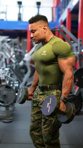 Bicep and shoulders combos  Combine a shoulder and biceps exercise in every set.  The pump is just unmatched.  Challenge yourself every now and then.  Take into consideration that what you know, the basics might not all serve you the best for your own specific goals.  Open your mind to possibilities 💪🏽 1️⃣Curl to gate openers  2️⃣Single upright row to crossbody hammer 3️⃣Hammer to lateral 4️⃣Upright row transfers  5️⃣Hammer laterals  Let’s do 3 sets of each Goal 12-15 Reps 60 Sec rest breaks #shoulderworkout #bicepworkout #armworkout #workoutroutine #trainsmart #trainingtips #fitnessmotivation #fitnessjourney #marinecorps #militarymuscle 
