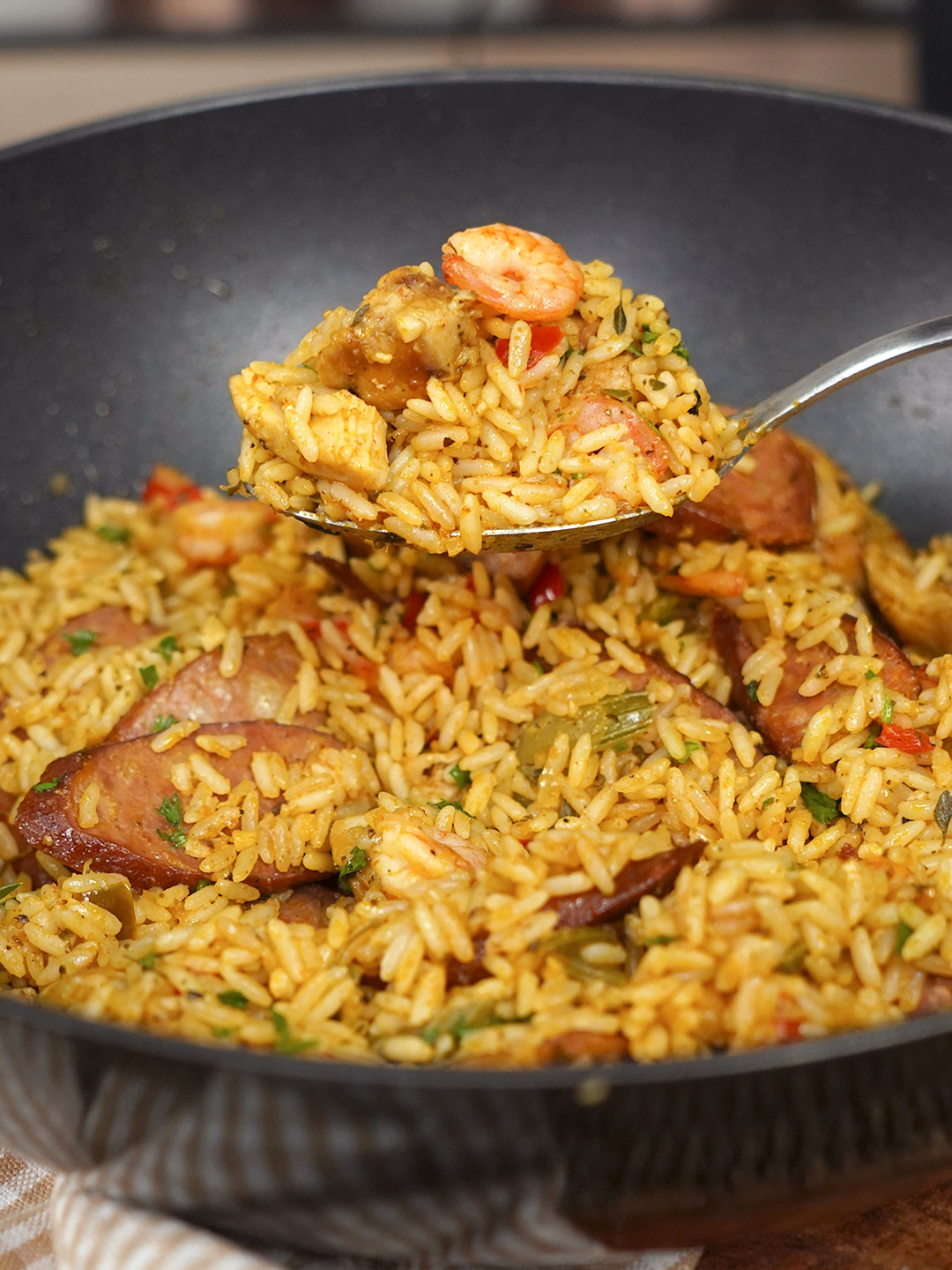 Refeição completa em uma panela só! Arroz com linguiça, frango e camarão, o famoso Jambalaya INGREDIENTES: - azeite ou óleo - 1 gomo de linguiça calabresa - 300g de sobrecoxa de frango - 1 cebola picada - 1/2 pimentão vermelho - 1/2 pimentão verde - 1/2 xic. de salsão - 1 e 1/2 xic. de arroz parboilizado - 200g de camarão médio - 1/2 xic. de salsinha - 2 dentes de alho picado - água quente - 1 c. de chá de pimenta do reino - 1/2 c. de chá de pimenta caiena - 1 c. de sopa de páprica defumada - 1 c. de sopa de tomilho - 1 c. de sopa de orégano - 1/2 c. de sopa de cominho - 1 c. de sopa de sal - 2 folhas de louro - 3 cravos MODO DE FAZER: Refogue a calabresa e a sobrecoxa de frango com um pouco de azeite e reserve. Na mesma panela, coloque o salsão, o pimentão verde e vermelho, o alho, a cebola e refogue. Retorne as carnes para a panela e misture. Acrescente o arroz parboilizado e envolva com os outros ingredientes. Despeje o tempero cajun e misture para pegar o tempero em todos os ingredientes. Coloque a água quente até cobrir os ingredientes, tampe e deixe por 20 min em fogo médio. Limpe o camarão e sele de todos os lados em outra panela. Coloque o camarão no arroz, misture e sirva com uma salsinha por cima! #foodmakers #culinaria #gastronomia #receitas #foodtiktok #jambalaya #arroz #estadosunidos