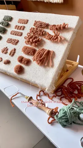 ✨🧵O Punch Needle me ajudou em um momento difícil e, mesmo com poucas informações eu explorei todos os materiais possíveis. Logo, me vi imersa nesse mundo incrível, criando peças para decorar minha casa. ✨ Após 4 anos como artista têxtil, expus minhas obras em feiras nacionais e espaços de decoração, e ensinei mais de 15 mil pessoas no YouTube 🧶 Agora, estou animada para finalmente te dizer que lancei meu curso completo com mais de 25 horas de conteúdo, onde ensino tudo que aprendi.  Junte-se a mim para aprender essa arte transformadora e descobrir todo o potencial do Punch Needle! 🎉 Comente aqui embaixo ou clique no link da bio para se inscrever. Vamos juntas transformar suas ideias em arte de tapeçaria! ✨🧵 . . . #PunchNeedle #artetextil #pontorusso #agulhamagica #bordadorusso #artesanato #bordado #artesa #tapeçaria #cursodepunchneedle #punchneedledescomplicado 