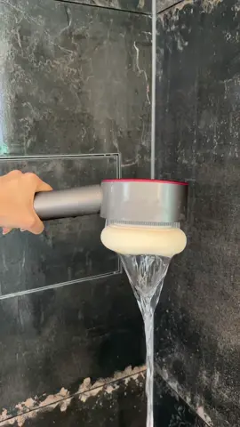 Geht es noch besser? 🤩Peelingschwamm und Reinigungsbürste als Aufsatz für deinen Duschkopf. Das gibt es bei www.theluxo.de. #fy #fyp #for #you #foryou #dusche #wasser #spa #massage #filter #peeling 
