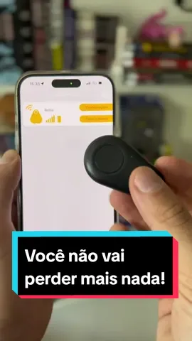 Com este chaveiro rastreador, você nunca mais vai perder nadinha, seja sua mochila, bolsa ou até mesmo seu doguinho! Perfeito para quem só não perde a cabeça porque tá grudada no corpo, né? Para encontrar ele, é mamão com açúcar! Basta acessar o aplicativo do seu celular que rapidinho você o encontra! Só não vale colocar o chaveiro escondido no bolso do coleguinha quando estiver brincando de esconde-esconde, hein? Produtos que facilitam a sua vida? Claro que #TemNoMagalu. Código do produto: ea828k4j0e