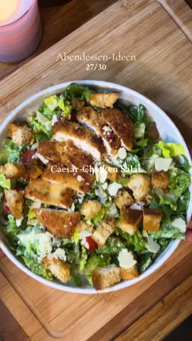 Caesar-Chicken Salat 🥗  Zutaten: 2 Romana-Salat Herzen 400g Hähnchen 50g Mehl 1 Ei (Größe L) 100g Pankomehl  Öl zum Braten Ciabatta  Olivenöl, Paprikapulver  100g Cherrytomaten 150g Parmesan Für das Dressing (á la Nani;)) 150g griechischer Joghurt  1TL Senf Etwas Worcestersauce  Saft einer halben Zitrone  1 Knoblauchzehe Salz, Pfeffer  Zubereitung: 1. Zunächst das Hähnchen klopfen, dann nacheinander mit dem Mehl, dem Ei und dem Pankomehl panieren  2. Das Öl in einer Pfanne erhitzen und das Hähnchen beidseitig scharf anbraten, bis die Panade schön knusprig ist  3. In der Zwischenzeit das Ciabatta-Brot in Würfel schneiden, auf ein Backblech geben, in Olivenöl und Paprikapulver wälzen und für ca. 10Min. Bei 180 grad in den Ofen geben 4. Die Tomaten und den Salat waschen und kleinschneiden  5. Für das Dressing, den Joghurt mit dem Zitronensaft, der Worcestersauce, dem Senf, etwas Parmesan, dem Knoblauch, sowie Salz, Pfeffer und ein Schuss Olivenöl vermengen  6. Den Salat, mit den Tomaten, dem Parmesan und dem Dressing vermischen  7. Den fertigen Ceasar-Chicken Salat mit dem Hähnchen, den Croutons und dem restlichen Parmesan servieren und genießen!  Nani wünscht guten Appetit! ☀️ #ceasarsalad #ceasarchickensalad #ceasarsalat #salatrezept #salte #sommersalat #abendessen #abendessenideen #abendessenrezepte #abendessenfürzwei #rezepte #rezeptideen #waskocheichheute #wasesseichheute #naniscookingskills 