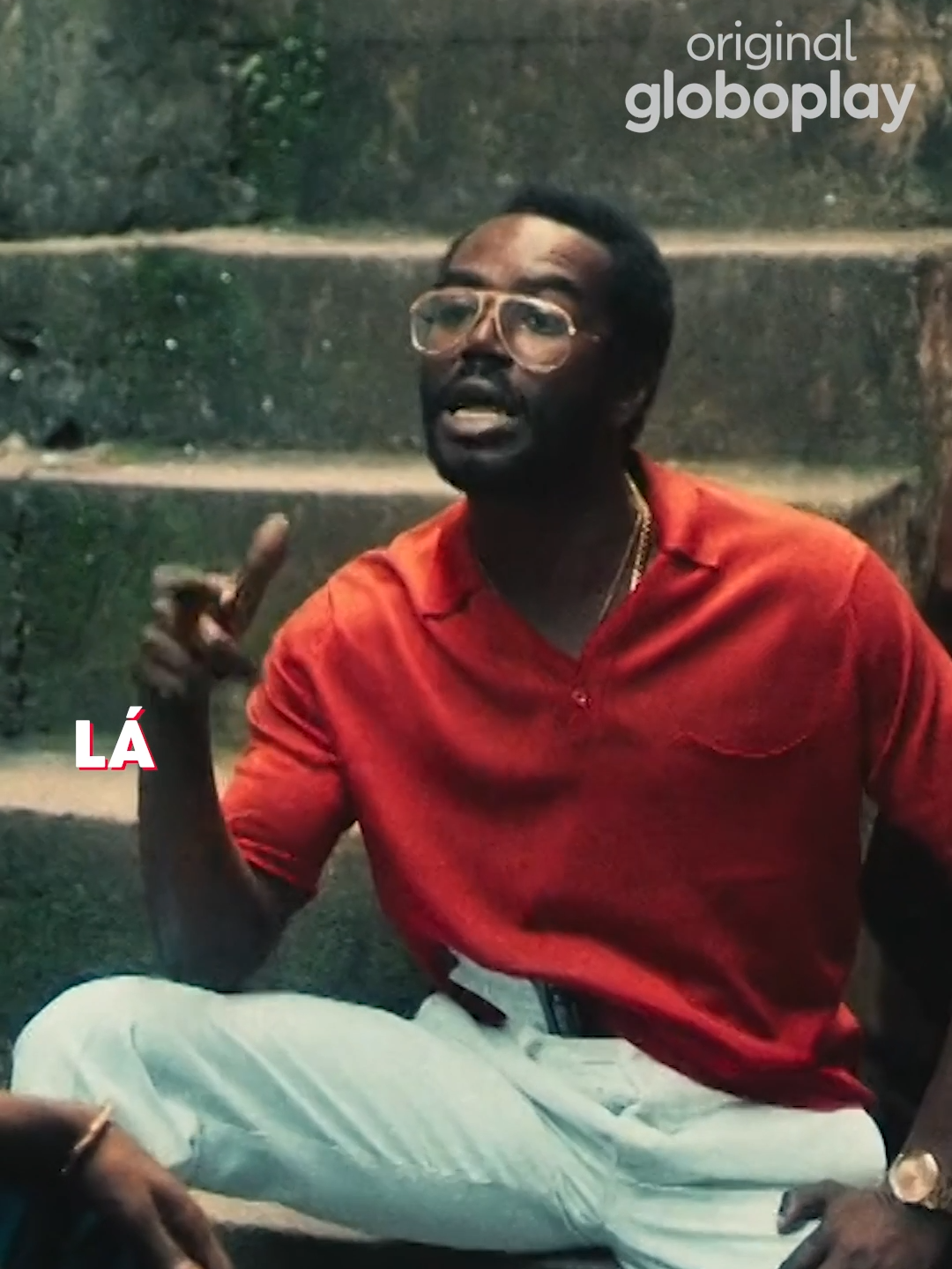 ”Quem faz milagre aqui, é nós!” Falta pouco pra você conhecer a história do Gilsinho. #OJogoQueMudouAHistória chega no meu catálogo dia 13/06. #PraTodosVerem: Vídeo introduzindo o personagem Gilsinho, vivido por Jonathan Azevedo, em O Jogo Que Mudou a História.